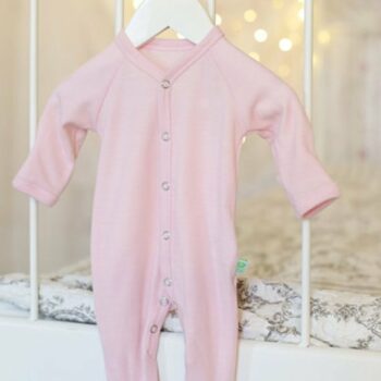 Salopetă – pijama overall baby pink din lână merinos organică pentru bebeluși Green Rose