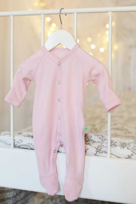 Salopetă – pijama overall baby pink din lână merinos organică pentru bebeluși Green Rose