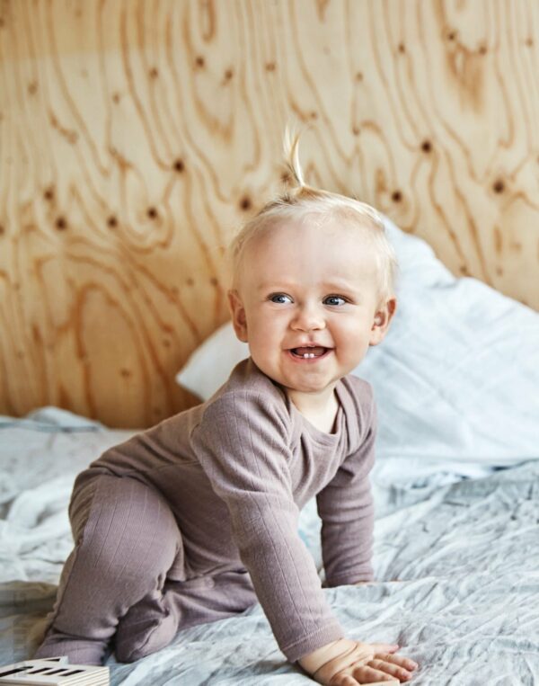 Salopetă – pijama overall roz pudrat din lână merinos organică rib pentru bebeluși Dilling 1