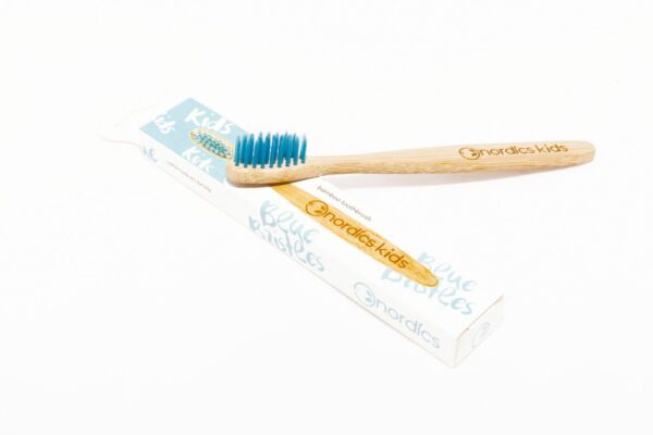 Periuță de dinți pentru copii din bambus albastră Nordics Periuță de dinți pentru copii din bambus albastră Nordics