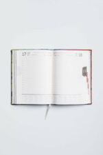 Agendă calendar 2020 cu coperți din material de wrap ţesut Symphony Rainbow Dark 1